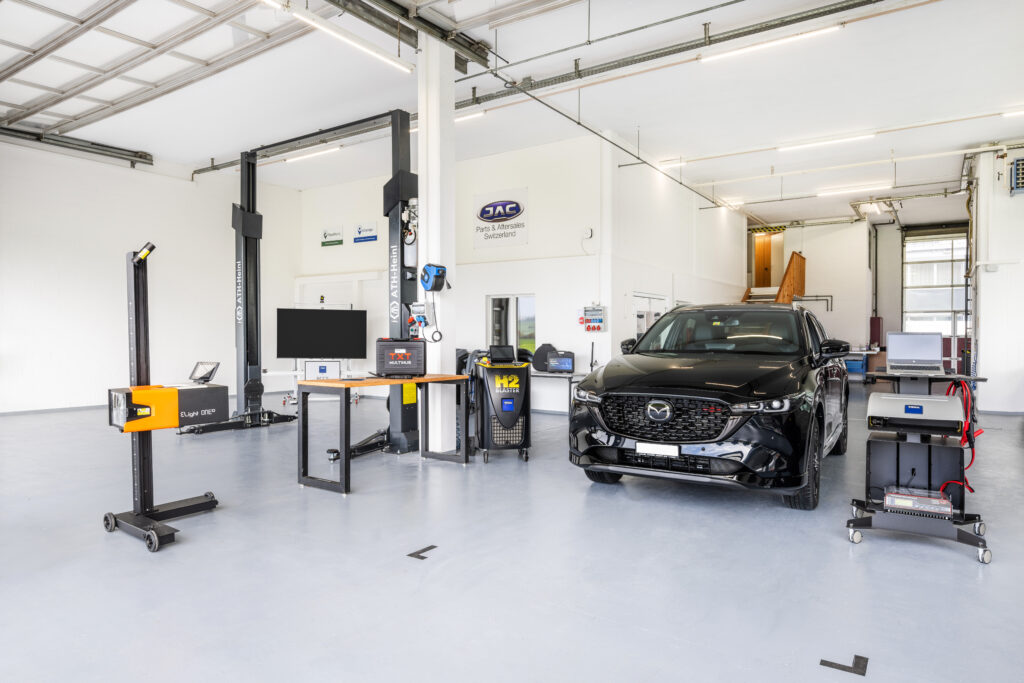 Treffpunkt Technik: Im TechCenter der hostettler autotechnik ag wird getüftelt, getestet und geschult.